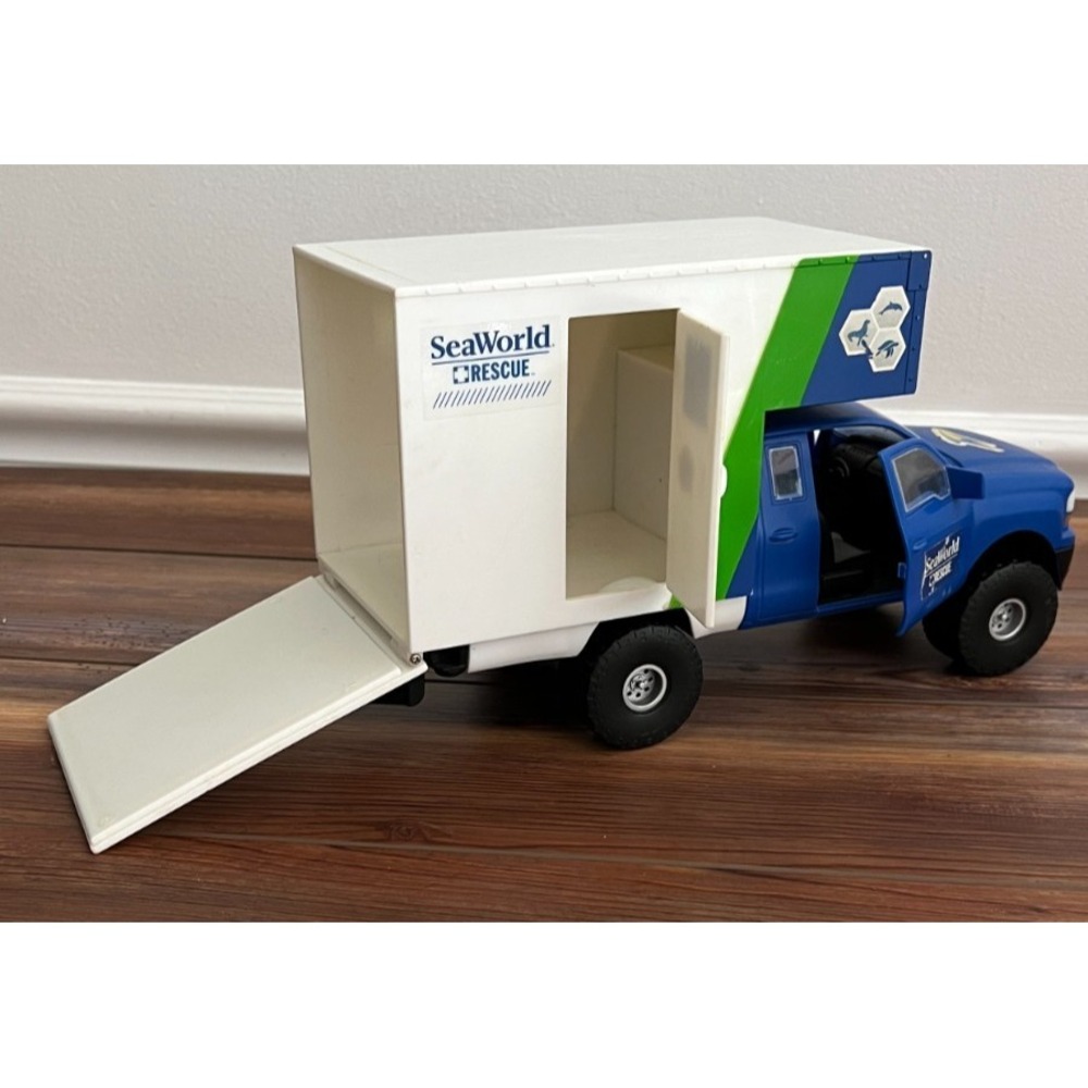 SeaWorld Rescue Mobile Unit Toy Truck Vehicle K&M International 13" Ramp Doors